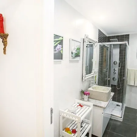 Typical Bairro Alto Лиссабон